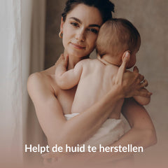Moeder houdt liefdevol haar baby bij het raam, met de tekst 'Helpt de huid te herstellen'
