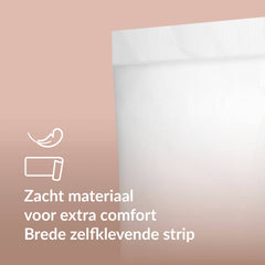 Close-up van het zachte materiaal en de brede zelfklevende strip van het kraamverband voor extra comfort.