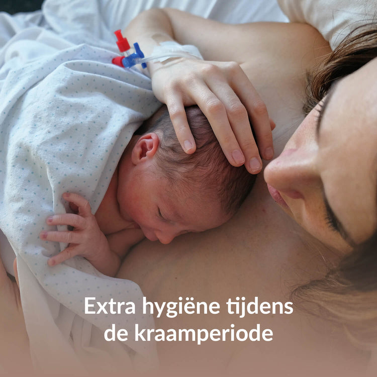 Moeder en pasgeboren baby tijdens de kraamperiode, met focus op extra hygiëne.