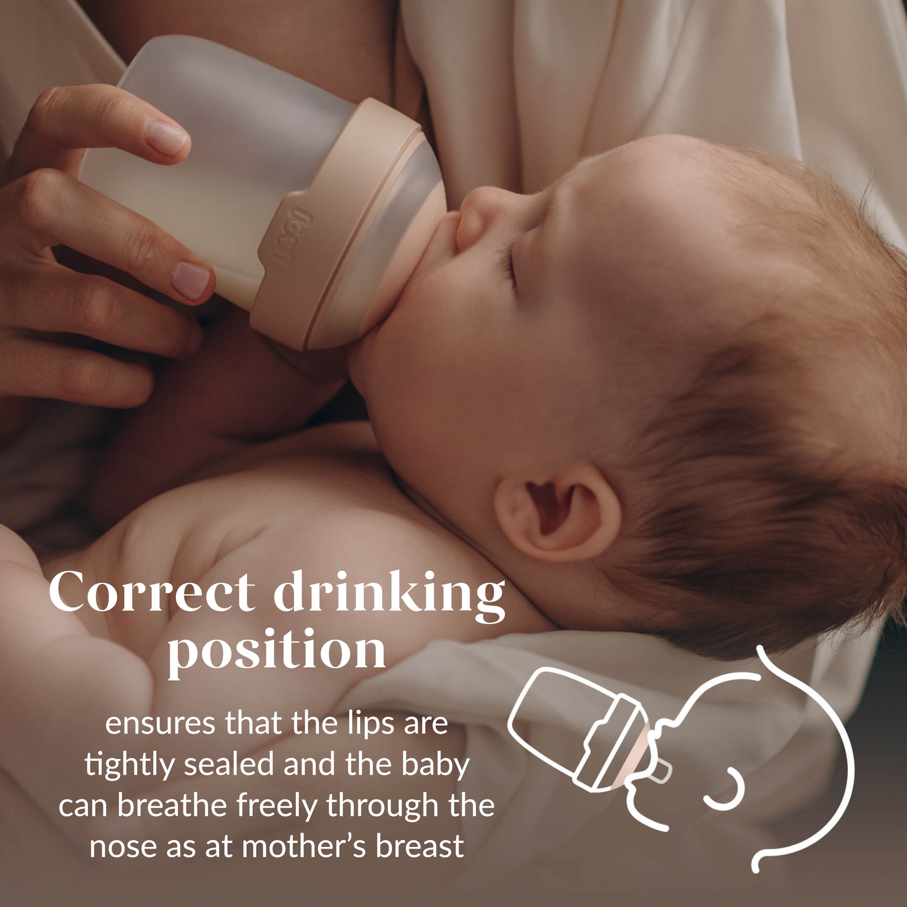Pasgeboren baby die drinkt uit Lovi fles in half rechtopzittende positie met icoon dat de juiste 45-graden hoek toont voor natuurlijke ademhaling door de neus