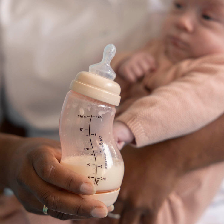 Difrax Flessenspeen Dental Small in gebruik bij babyvoeding - Difrax