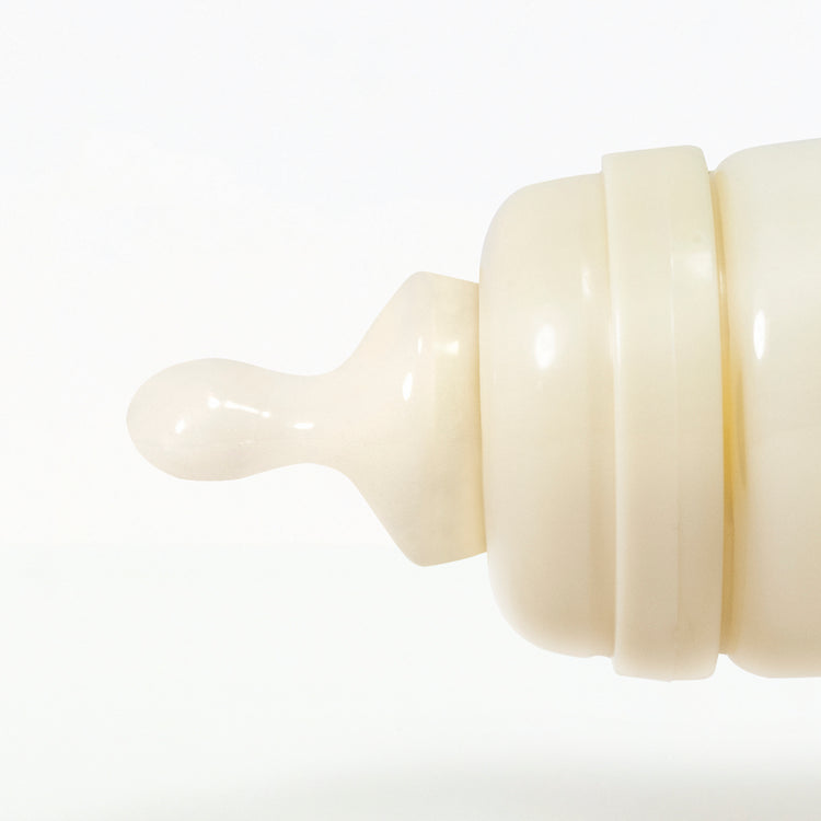 Close-up van de Difrax Flessenspeen Dental Small met platte kanten - Difrax