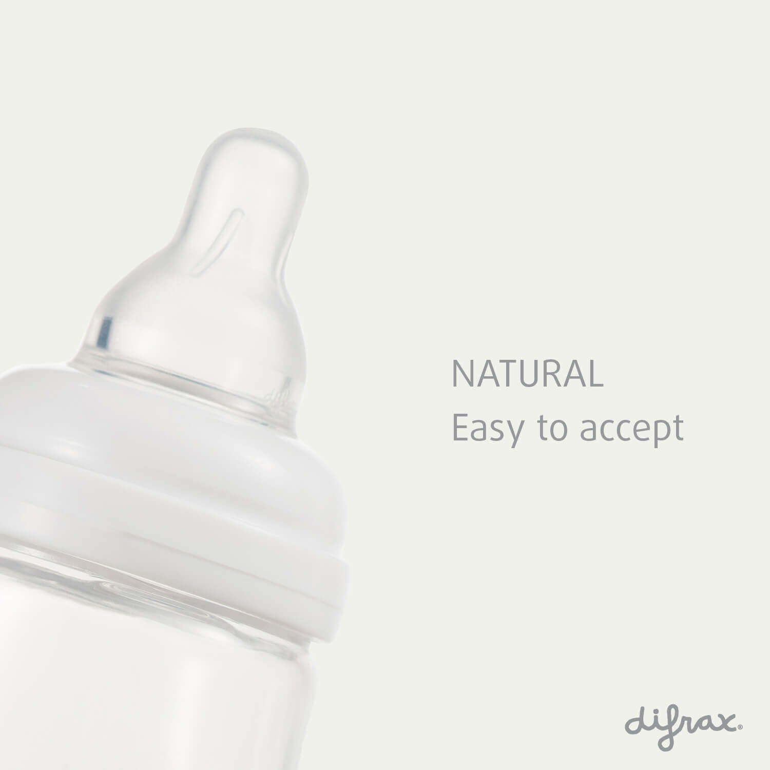 Close-up van Difrax Natural siliconen speen op glazen S-fles – anatomisch gevormd voor natuurlijk en comfortabel drinken