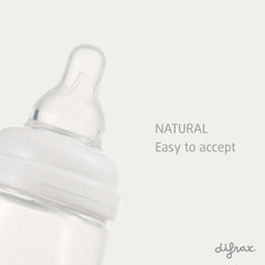 Close-up van Difrax Natural siliconen speen op glazen S-fles – anatomisch gevormd voor natuurlijk en comfortabel drinken