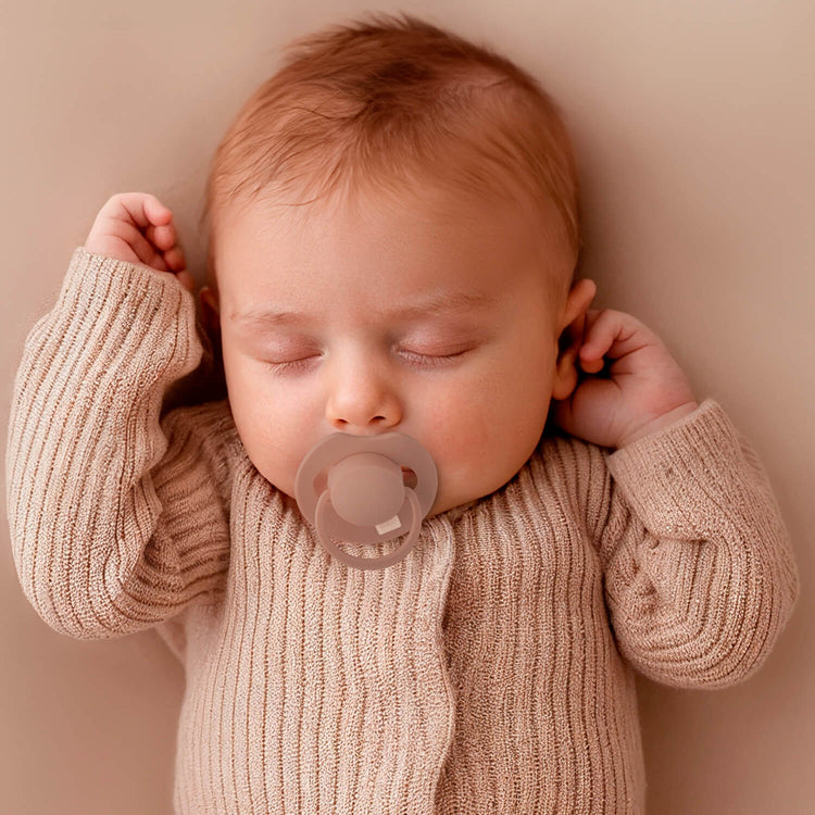 Baby met Difrax LOVI Prime fopspeen duopack 0-6 maanden in Nude/Blush, ondersteunt natuurlijke zuigreflex, BPA-vrij en veilig voor jonge kinderen