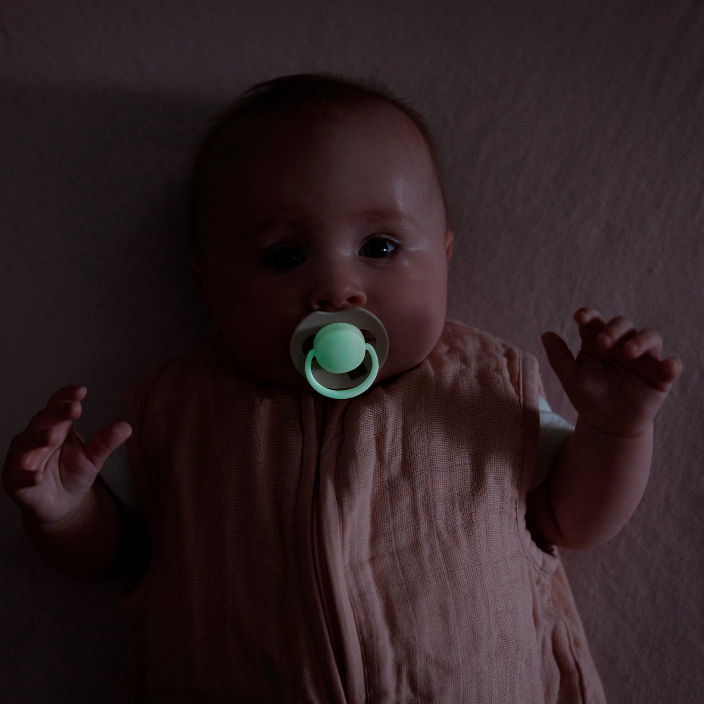 Baby met Difrax LOVI Prime fopspeen duopack 0-6 maanden in Glow Ivory/Blush, ondersteunt natuurlijke zuigreflex, BPA-vrij en veilig voor jonge kinderen