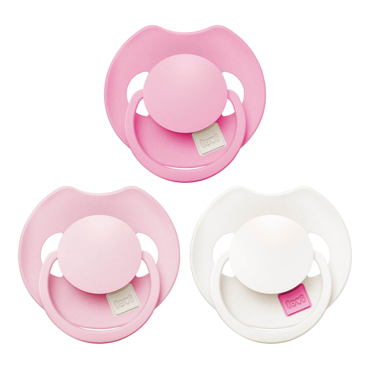 Donkerharige baby in een geruite tuinbroek met een roze Difrax LOVI Dynamic fopspeen (Tutti Frutti, Peony Pink)