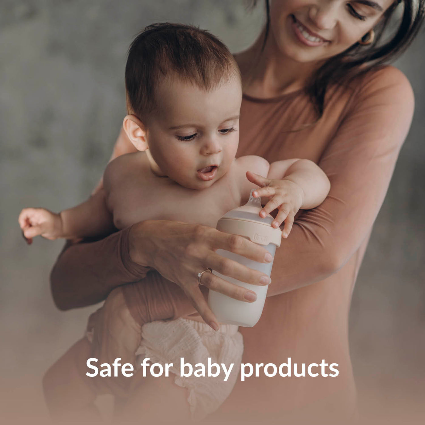 Moeder met baby en Difrax LOVI flesje – veilig gereinigd met ECO gecertificeerde vaatwastabletten