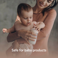 Moeder met baby en Difrax LOVI flesje – veilig gereinigd met ECO gecertificeerde vaatwastabletten