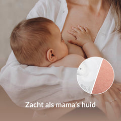 Moeder voedt haar baby met een Difrax LOVI tepelhoedje dat pijnlijke en geïrriteerde tepels beschermt