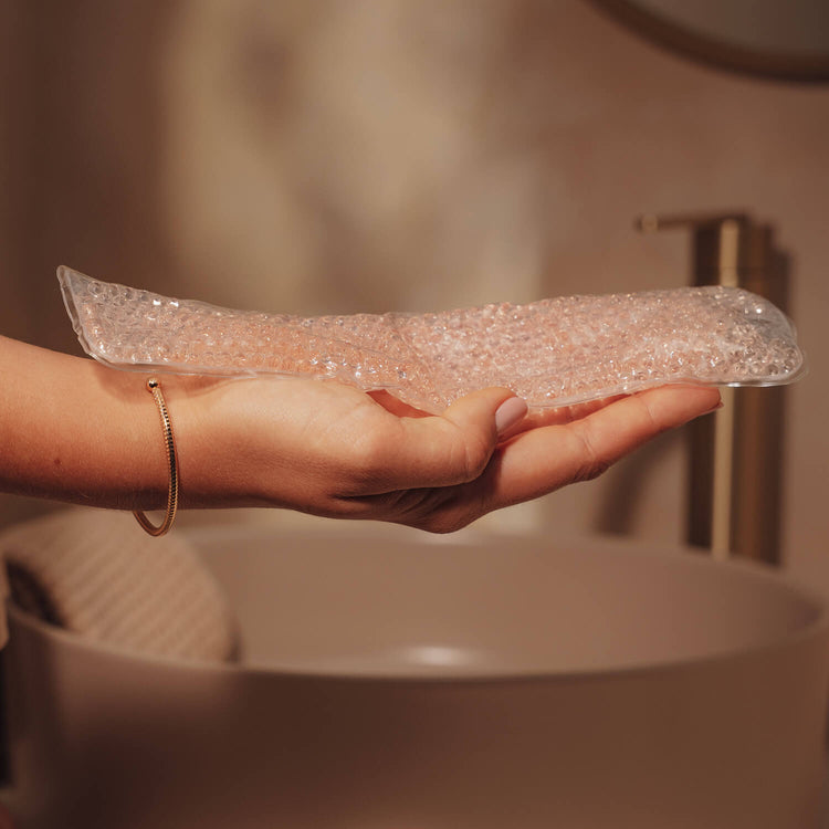 Hand houdt een Difrax LOVI Thermo gelpad vast