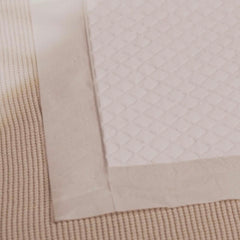 Close-up van een witte wegwerp onderlegger met absorberend oppervlak.