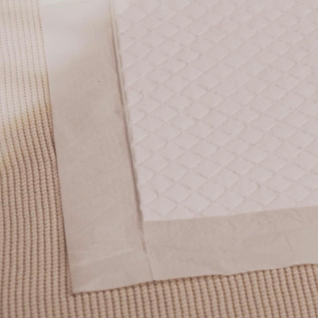 Close-up van een witte wegwerp onderlegger met absorberend oppervlak.