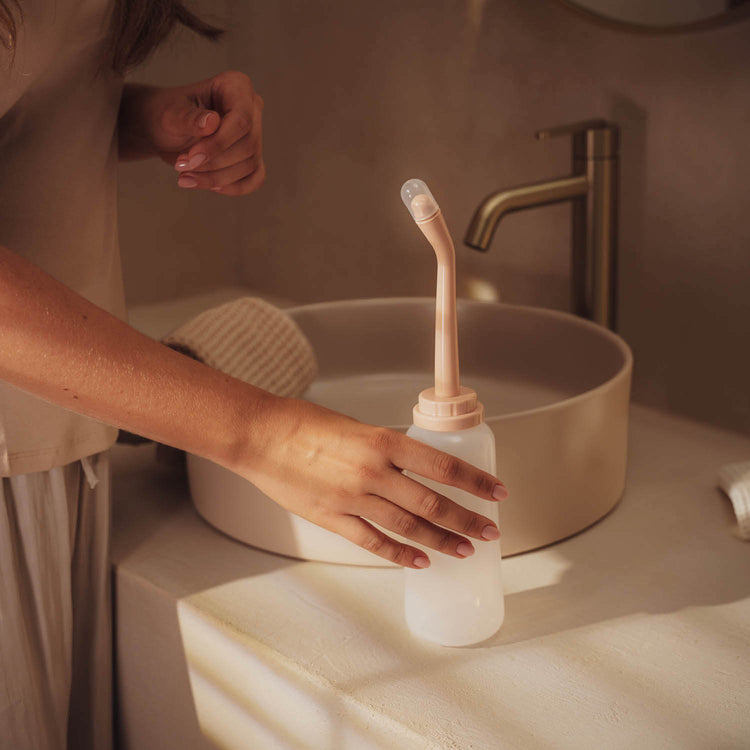 Sfeerbeeld van de Difrax LOVI Peri-fles voor hygiëne