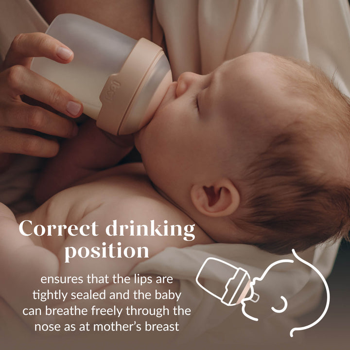 Pasgeboren baby die drinkt uit Lovi fles in half rechtopzittende positie met icoon dat de juiste 45-graden hoek toont voor natuurlijke ademhaling door de neus