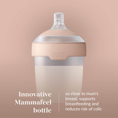 Lovi Mammafeel babyfles met zachte perzikkleurige siliconenring en doorzichtige body op roze achtergrond, met innovatief borstachtig ontwerp