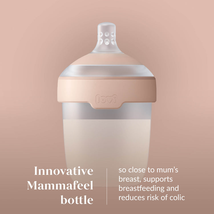 Lovi Mammafeel babyfles met zachte perzikkleurige siliconenring en doorzichtige body op roze achtergrond, met innovatief borstachtig ontwerp