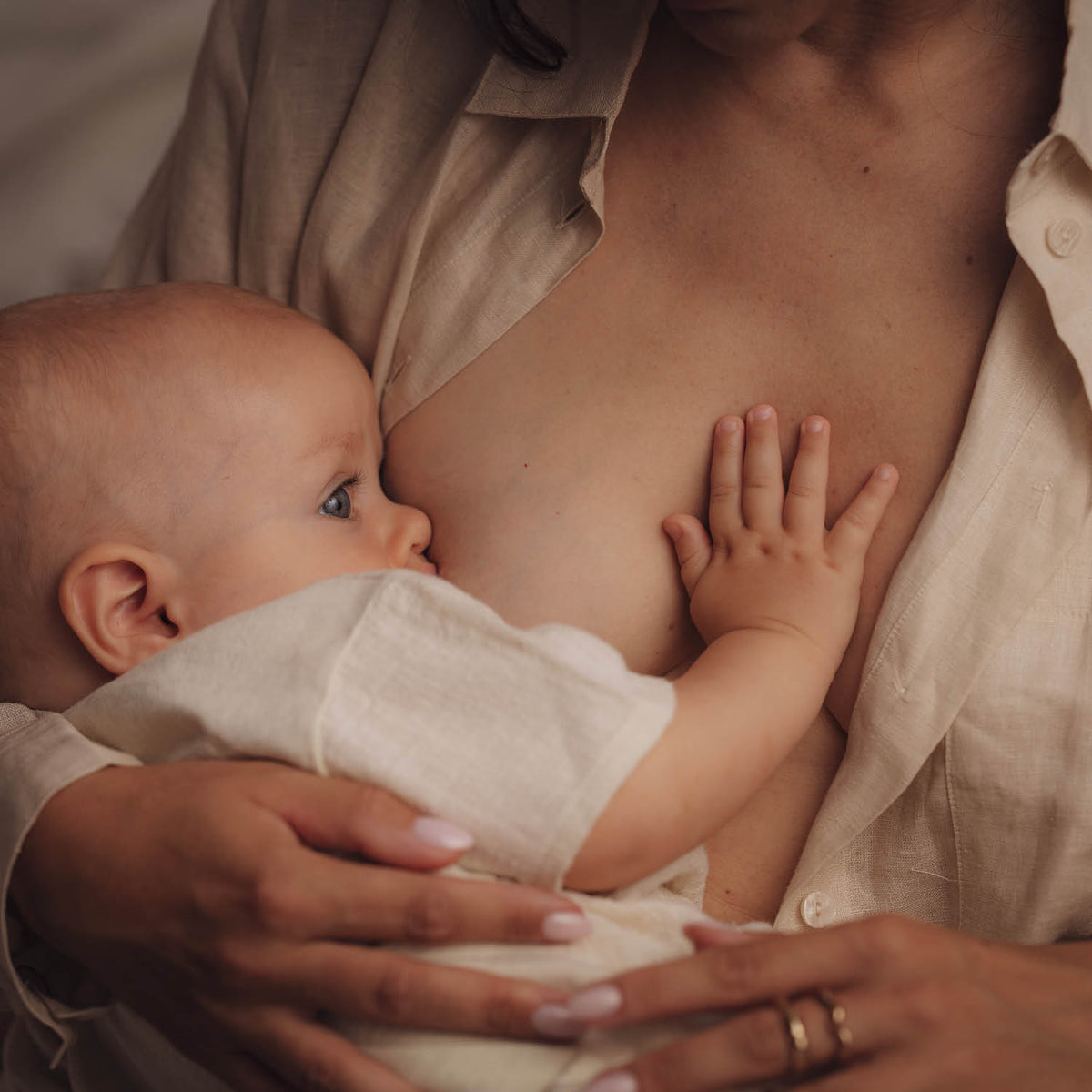 Moeder die haar baby borstvoeding geeft
