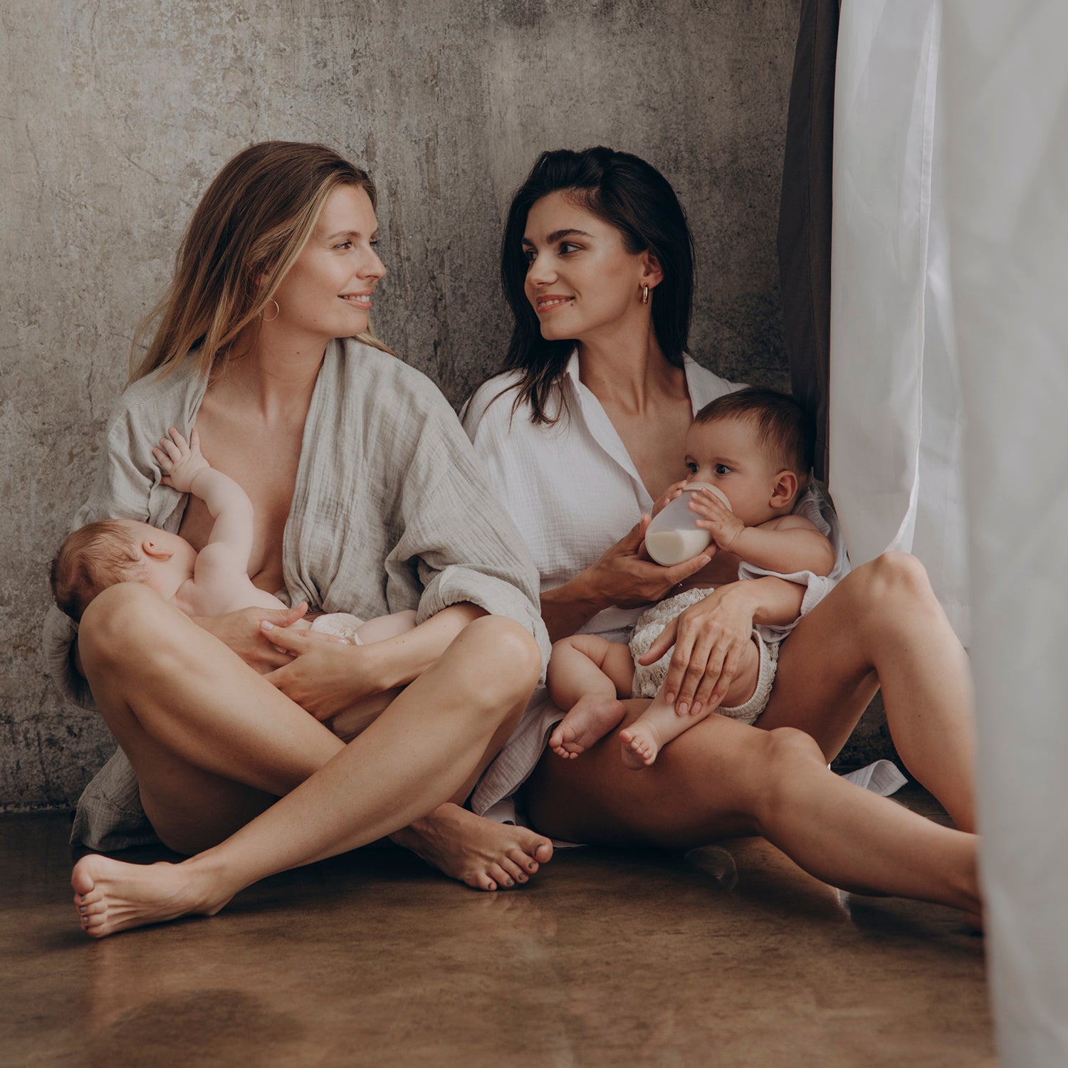 Mother feeding her baby the Difrax Mammafeel baby bottle – specially developed for the transition from breast to bottle feeding