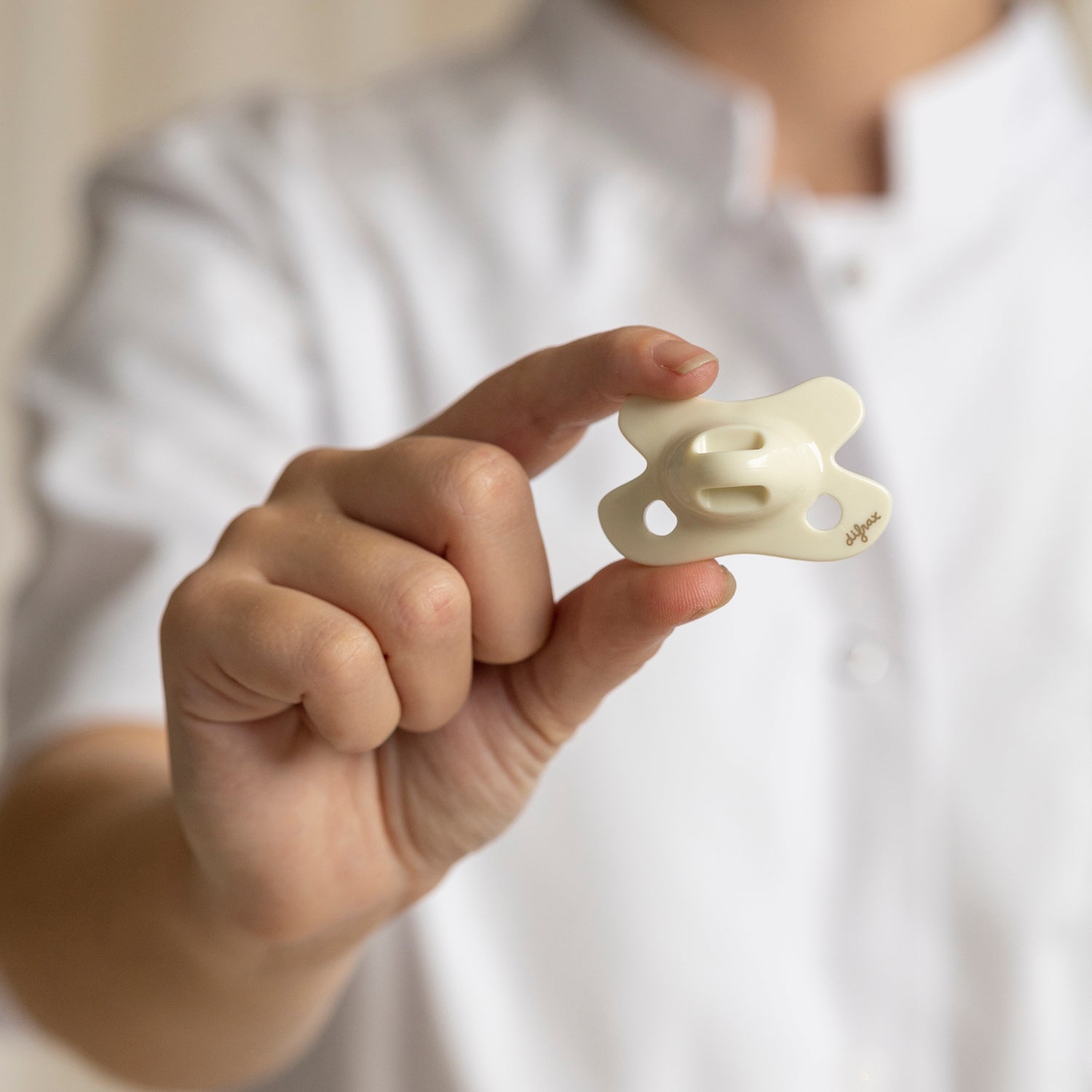 Difrax Natural fopspeen newborn popcorn in hand - compact lichtgewicht ontwerp speciaal voor pasgeborenen