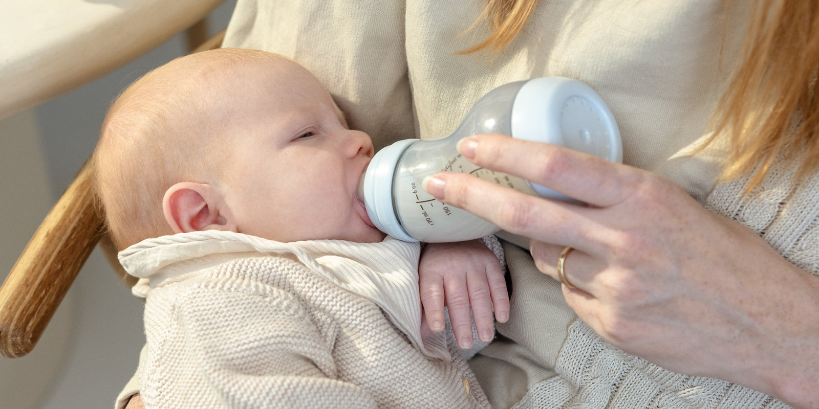 Pasgeboren kindje wordt met Difrax S-fles gevoed. 
