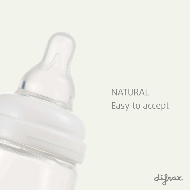 Macro-opname van natuurlijke Difrax speen met zachte vorm, tekst "NATURAL - Easy to accept" voor optimale borstvoedingscombinatie