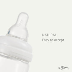 Macro-opname van natuurlijke Difrax speen met zachte vorm, tekst "NATURAL - Easy to accept" voor optimale borstvoedingscombinatie