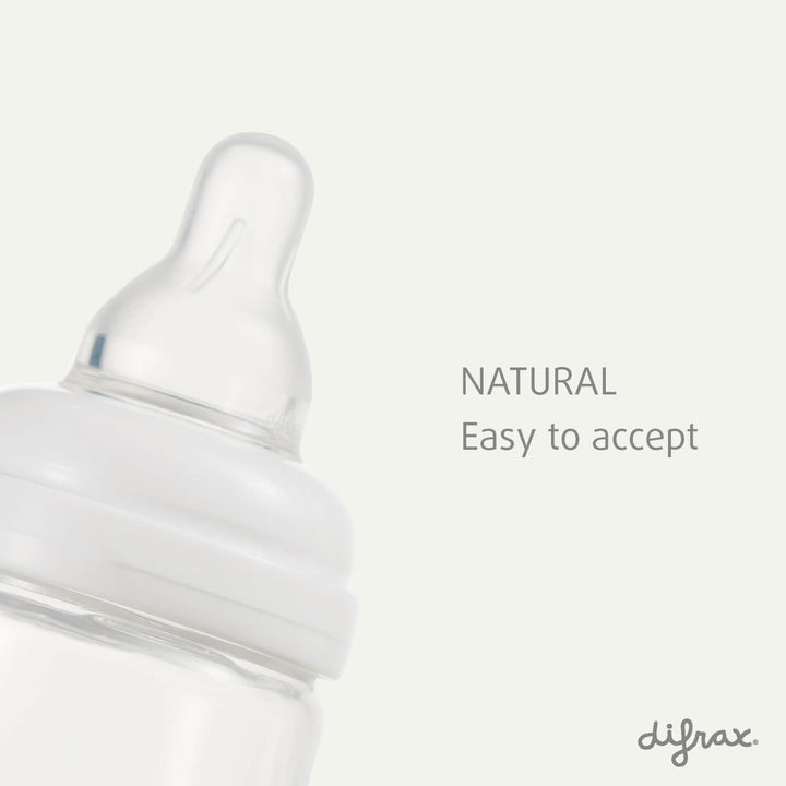 Macro-opname van natuurlijke Difrax speen met zachte vorm, tekst "NATURAL - Easy to accept" voor optimale borstvoedingscombinatie