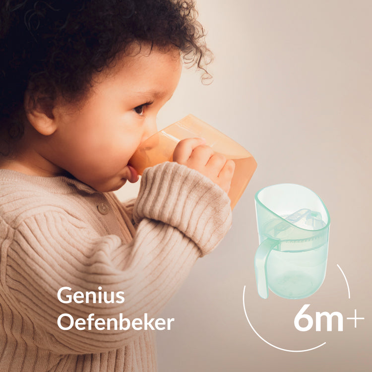 Baby drinkt uit de Difrax LOVI Genius Oefenbeker vanaf 6 maanden