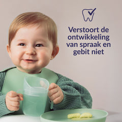 Baby drinkt uit de Difrax LOVI Genius Oefenbeker die de ontwikkeling van spraak en gebit niet verstoort