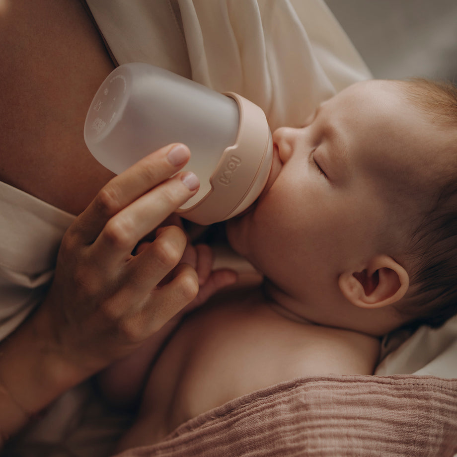 Baby drinkt uit Difrax LOVI Mammafeel fles 150ml, zacht siliconen materiaal, natuurlijke voedingservaring voor 0 maanden en ouder
