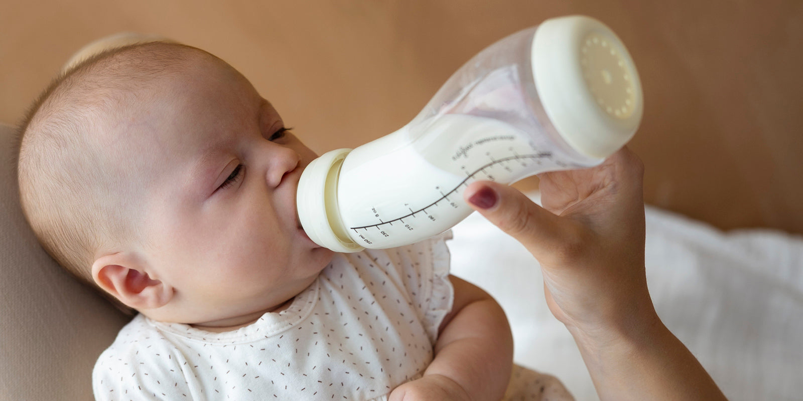 Baby drinkt uit een Difrax glazen S-fles, veilig en duurzaam.