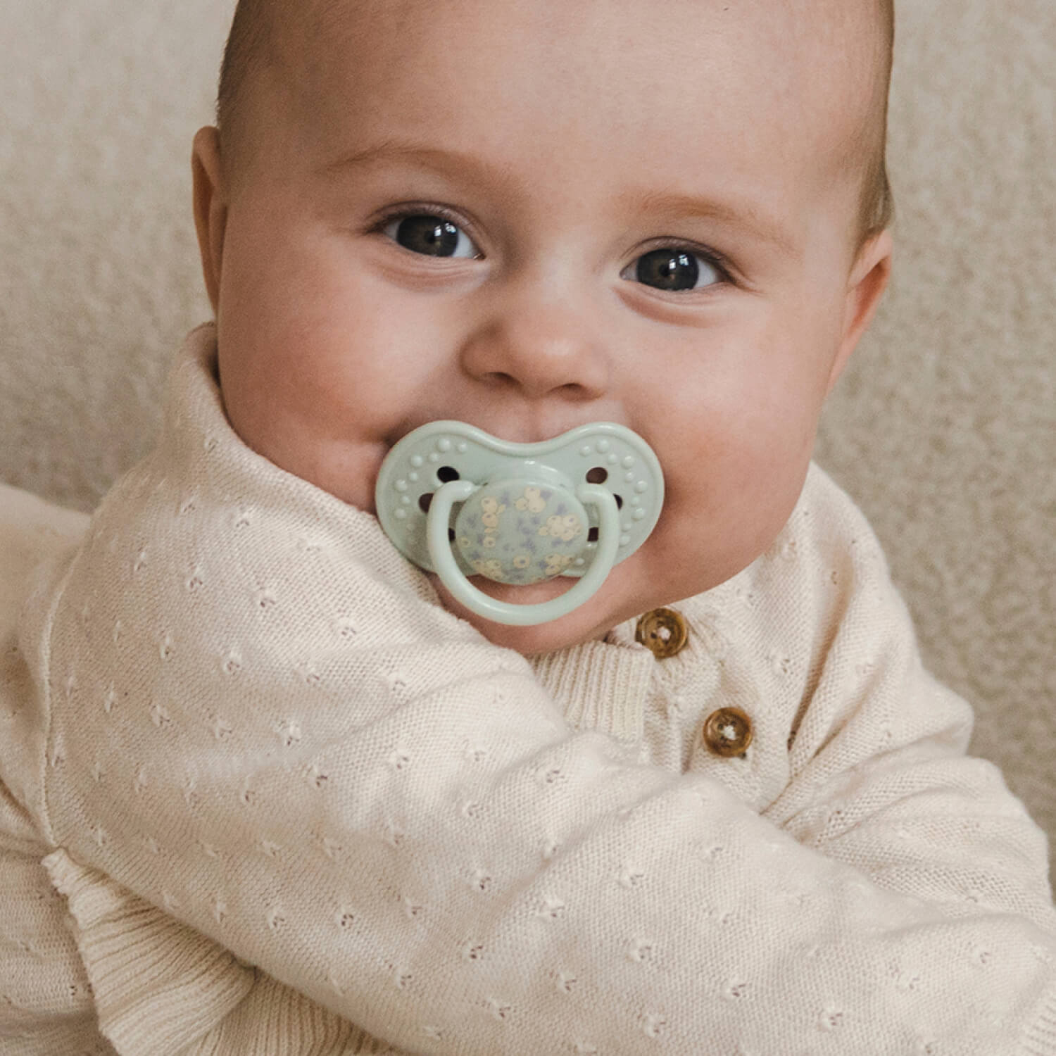 Baby met Difrax LOVI Blossom Dynamische fopspeen Boy Newborn 0-6 maanden in de mond, siliconen, klein schildje, Glow in the Dark-ring, BPA-vrij
