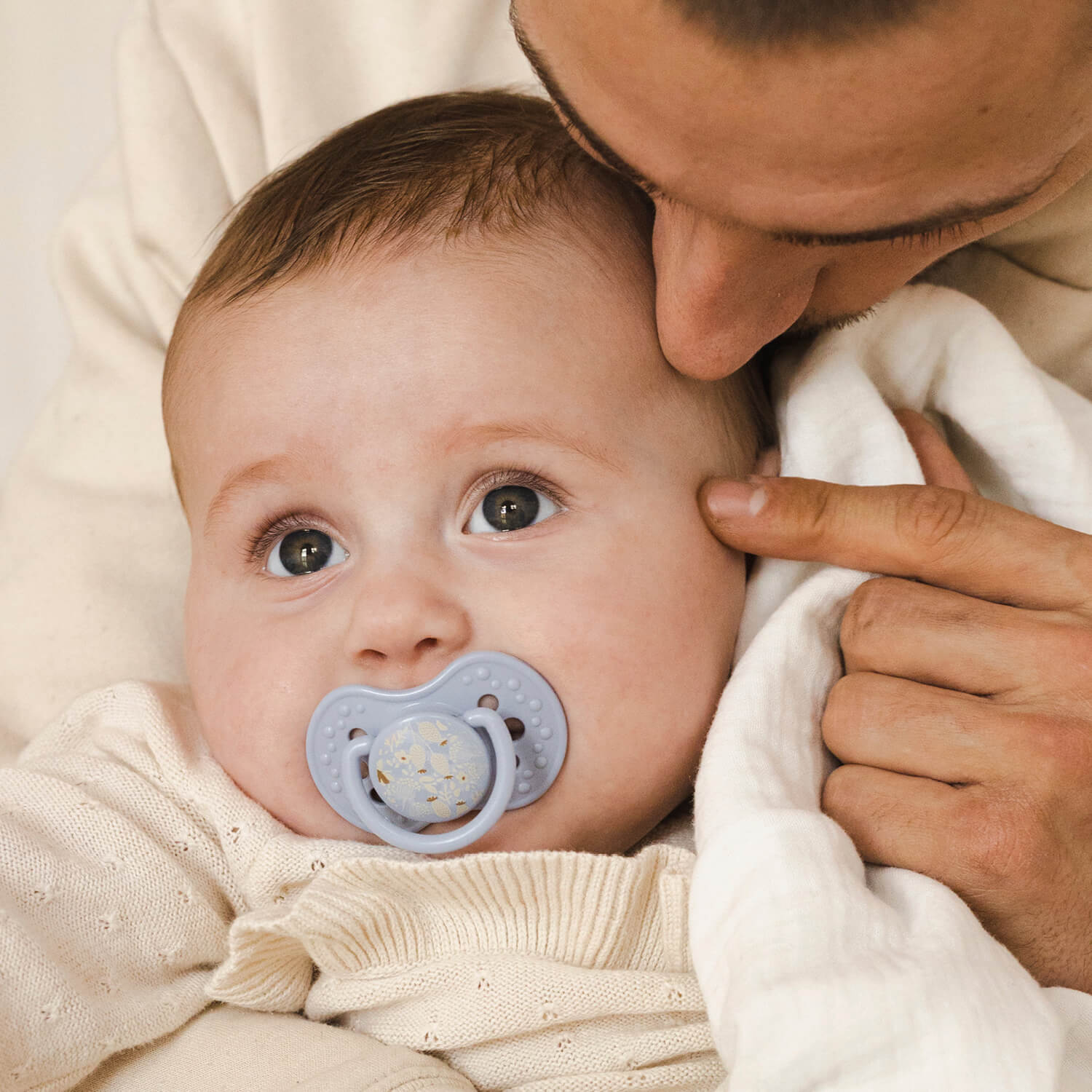 Baby met Difrax LOVI Blossom Dynamische fopspeen Boy 0-6 maanden in de mond, met vader, siliconen, klein schildje, BPA-vrij