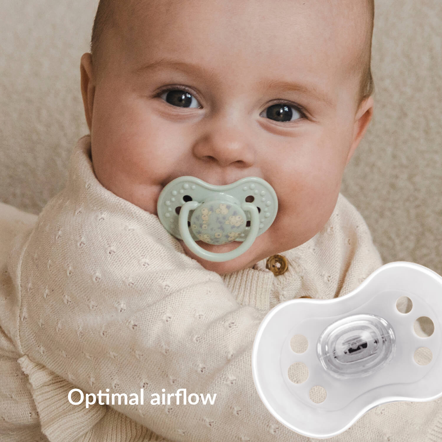 Baby met Difrax LOVI Blossom Dynamische fopspeen Boy Newborn 0-6 maanden in de mond, siliconen, klein schildje, Glow in the Dark-ring, BPA-vrij, optimale luchtstroom
