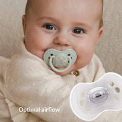 Baby met Difrax LOVI Blossom Dynamische fopspeen Boy Newborn 0-6 maanden in de mond, siliconen, klein schildje, Glow in the Dark-ring, BPA-vrij, optimale luchtstroom
