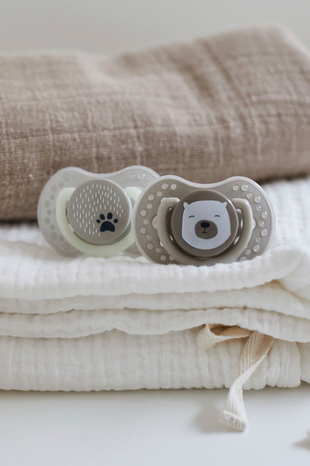 Difrax LOVI Buddy Bear Newborn fopspeen 0-2 maanden, 2 stuks, siliconen, klein schildje, Glow in the Dark-ring, op zachte doeken (sfeerbeeld)