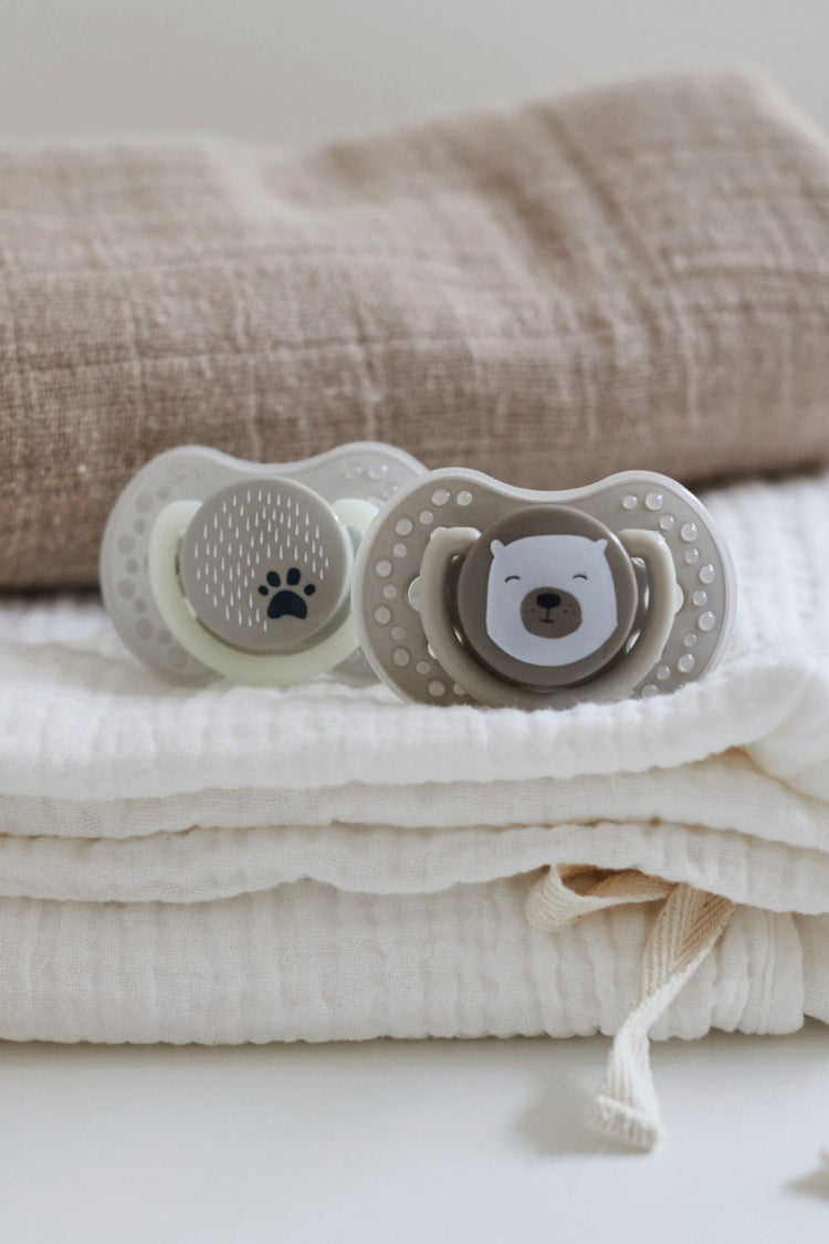 Difrax LOVI Buddy Bear Newborn fopspeen 0-2 maanden, 2 stuks, siliconen, klein schildje, Glow in the Dark-ring, op zachte doeken (sfeerbeeld)