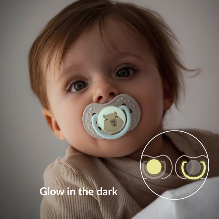 Difrax LOVI CapiChill Dynamische fopspeen 0-6 maanden, Boy, glow in the dark. Symmetrische siliconen speen beschermt natuurlijke zuigreflex, vrij ademen door neus en optimale luchtstroom, BPA-vrij.
