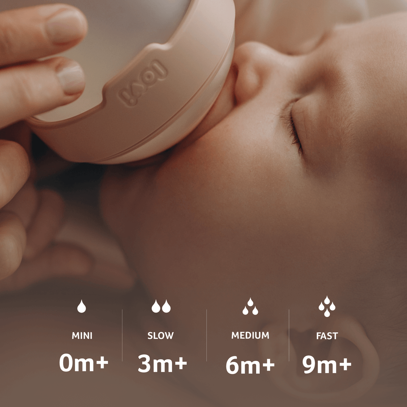 Baby drinkt uit de Difrax LOVI Mammafeel fles – overzicht van de speenmaten Mini 0m+, Slow 3m+, Medium 6m+ en Fast 9m+, natuurlijk en comfortabel voeden, Deluxe Babyset Pistachio.