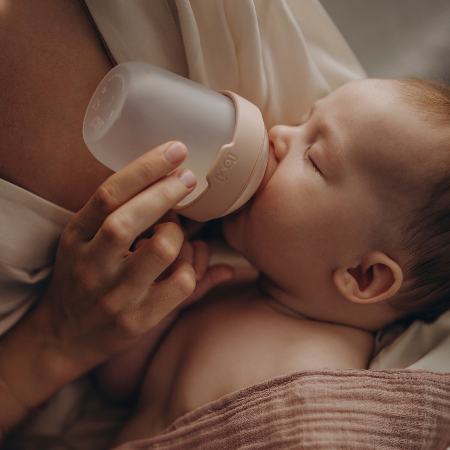 Baby drinkt uit de Difrax LOVI Mammafeel fles – natuurlijk en comfortabel voeden, veilig in combinatie met borstvoeding, onderdeel van de Fles & Warmer Duopack.
