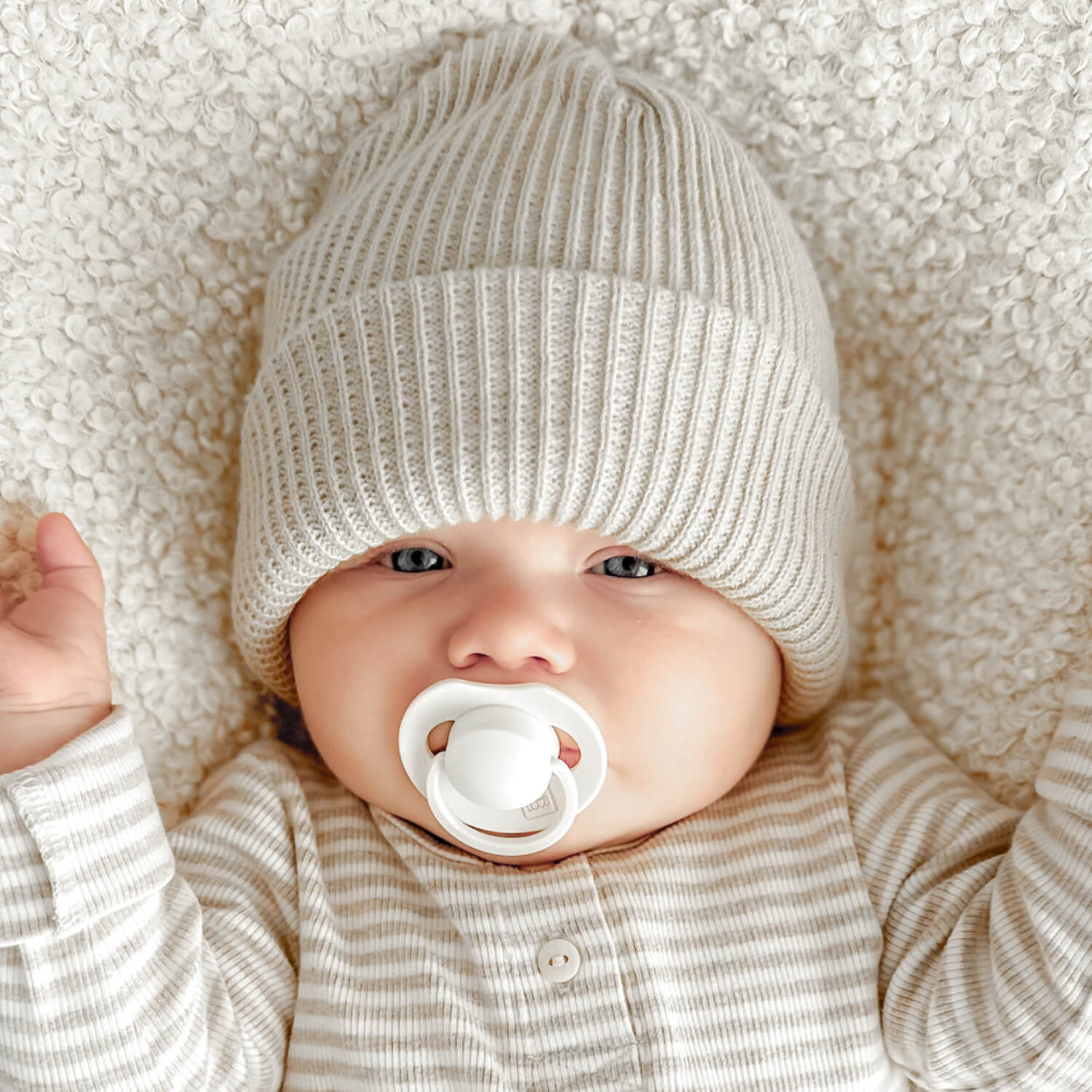 Baby met de Difrax LOVI Prime fopspeen in Coconut – ondersteunt de natuurlijke zuigreflex en is zacht voor de babyhuid.