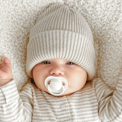 Baby met de Difrax LOVI Prime fopspeen in Coconut – ondersteunt de natuurlijke zuigreflex en is zacht voor de babyhuid.