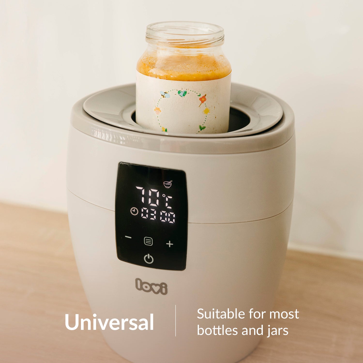 Flessenwarmer met een potije babyvoeding die opgewarmd wordt