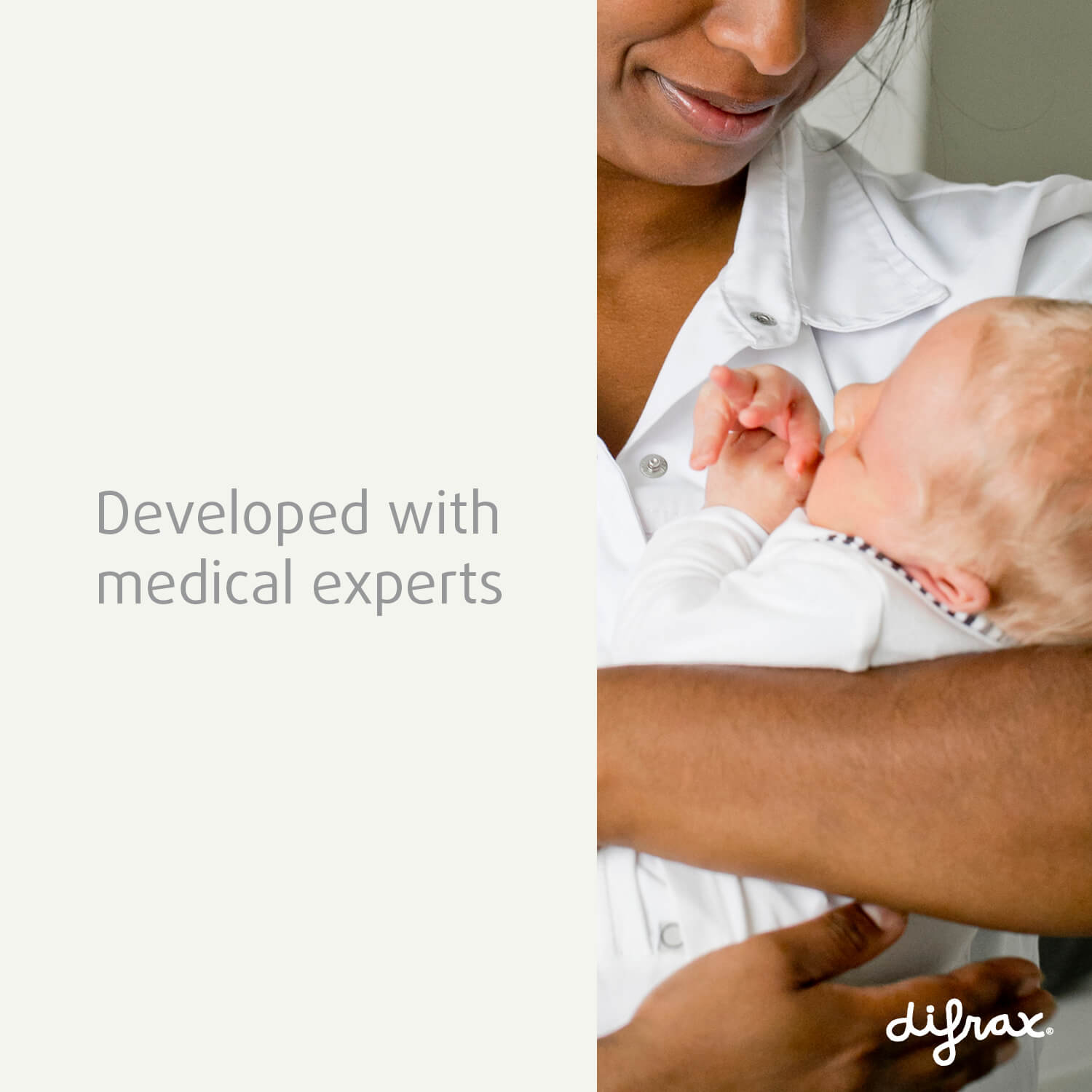 Medische expert met baby in de armen, ontwikkeld in samenwerking met medische experts