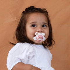 Meisje met Natural speen Soft Pink Deer