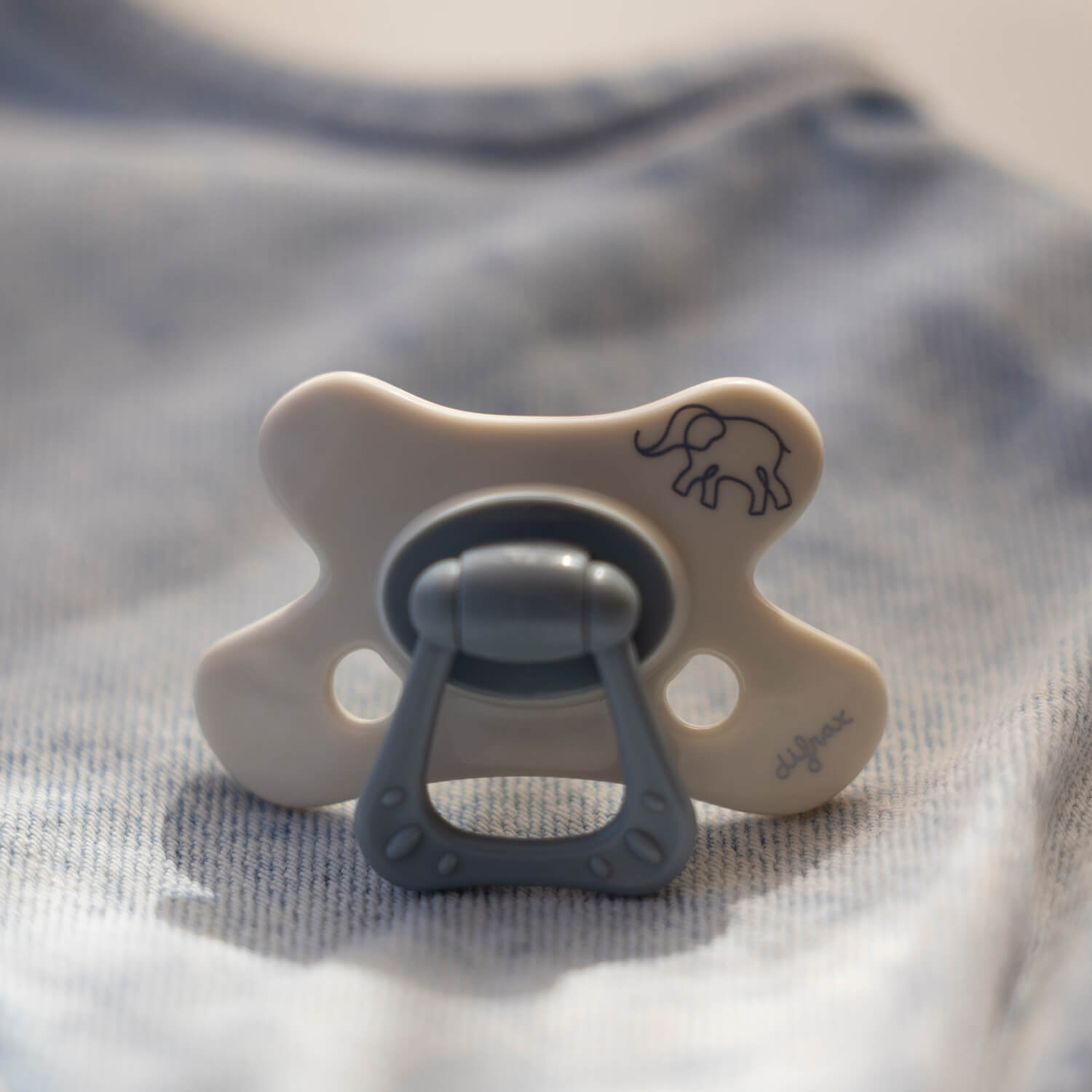 Ambience beeld van Little Venture fopspeen "Little Grey Elephant"