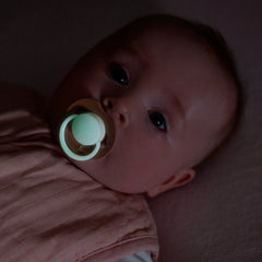 Baby met Prime Glow-speen 0–6 maanden uit de Difrax LOVI Newborn Starterset