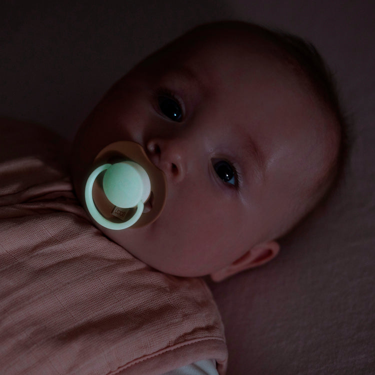 Baby met Prime Glow-speen 0–6 maanden uit de Difrax LOVI Newborn Starterset