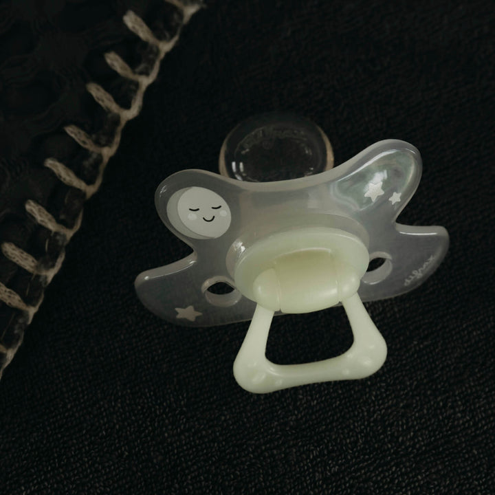 Sfeerbeeld van Difrax Natural fopspeen 18+ maanden in het donker, met goed zichtbare lichtgevende ring